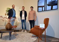 V.l.n.r. Timon Scholten, Rob Smits en Tom Dissel van ijcoon, met rechts fauteuil Vera, verkozen tot beste product van de beurs. ijcoon maakt naar eigen zeggen designklassiekers van de toekomst.